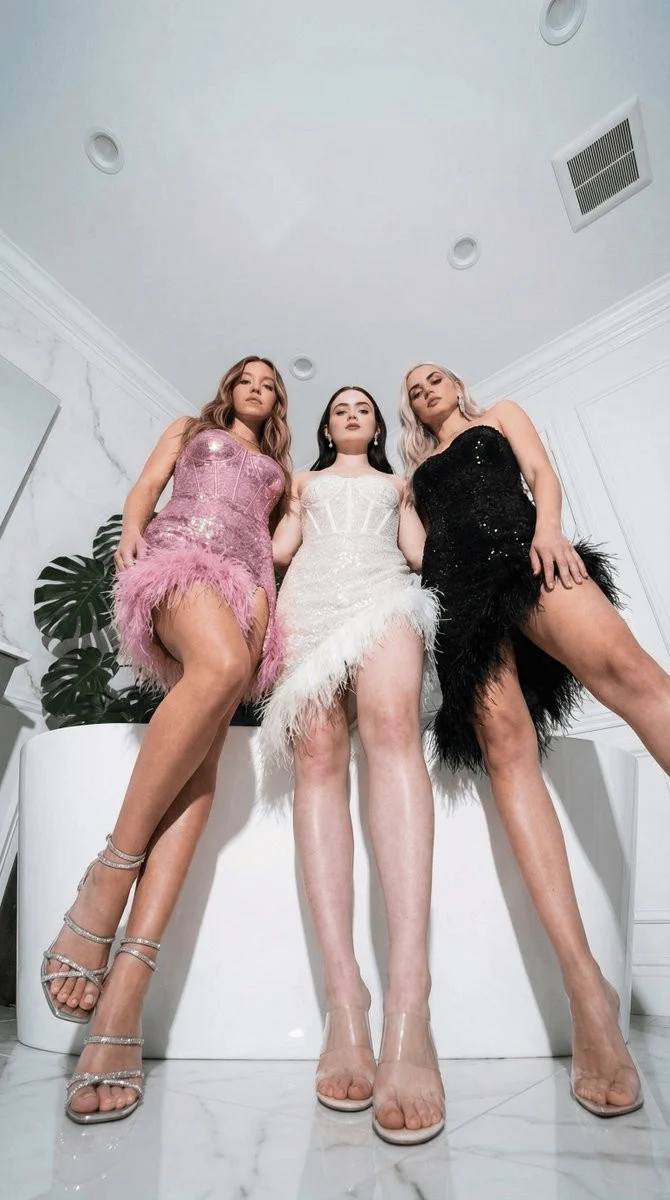Tre donne glamour, marmo, dal basso