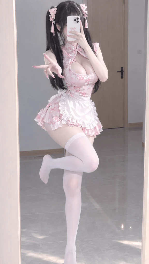 Selfie allo specchio di una dolce ragazza cinese