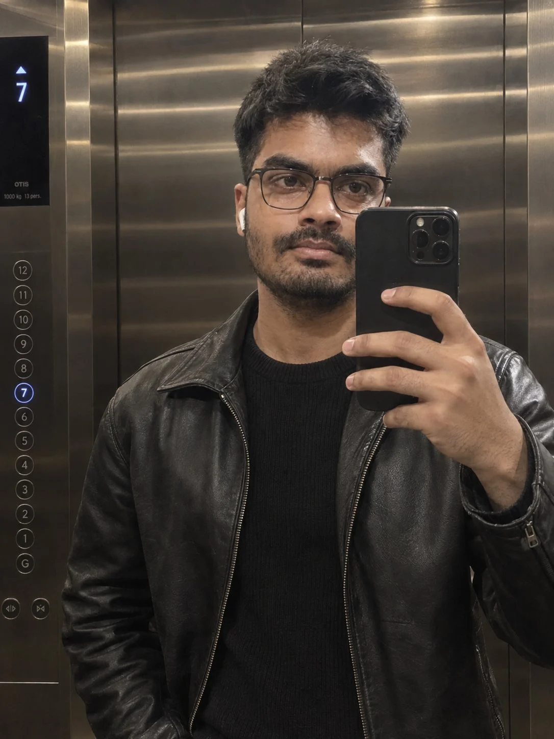 Da un semplice selfie in una stanza a uno scatto cinematografico allo specchio in ascensore — stessa persona, …