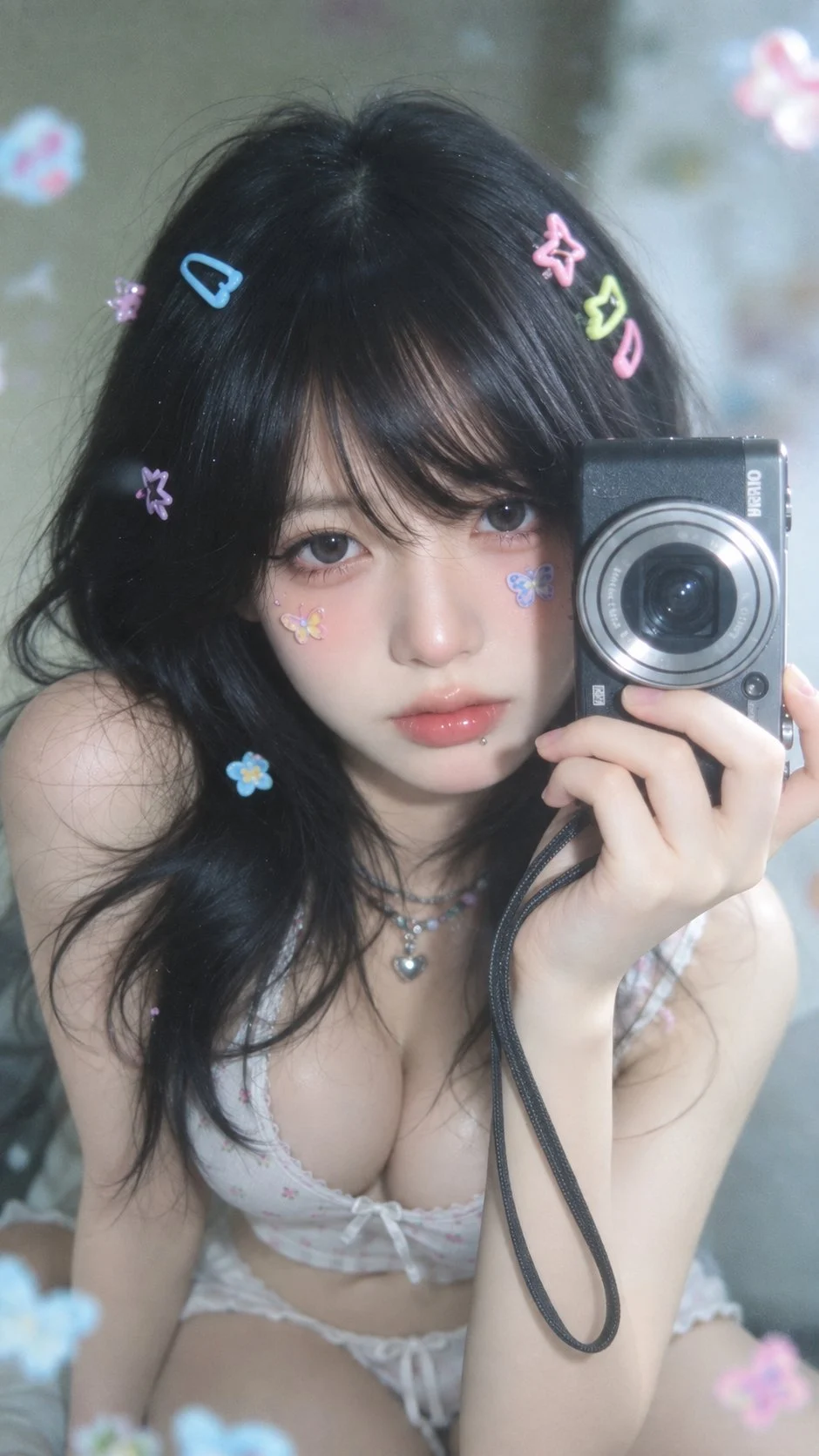 Piccola fotocamera e adesivi di farfalle. Solo nello specchio, oggi tutto diventa un po' più dolce🦋📷✨