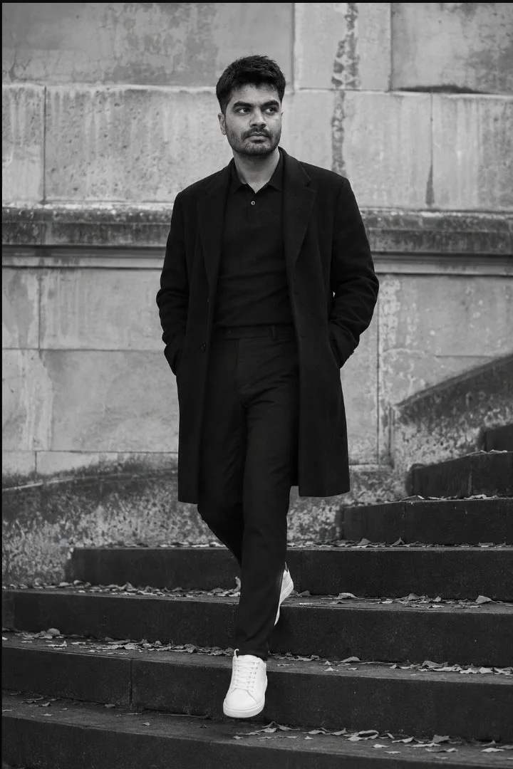 Ein Mann. Eine Treppe. Ein unvergesslicher Look. 🖤🔥