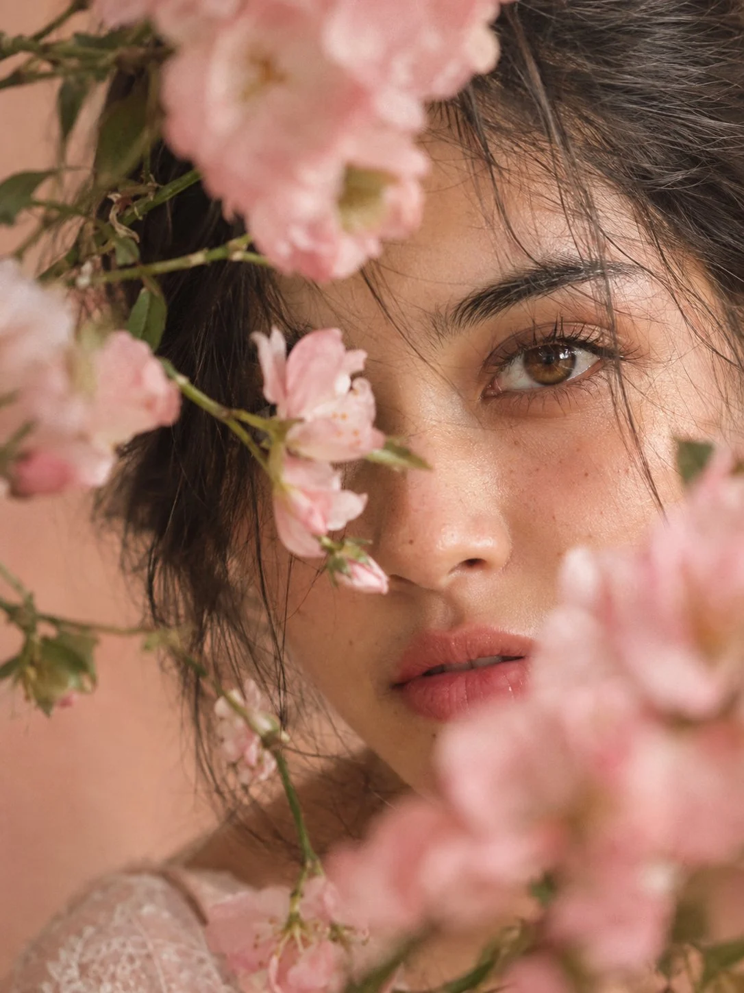 Petali morbidi, occhi tranquilli e un tocco di mistero. 🌸