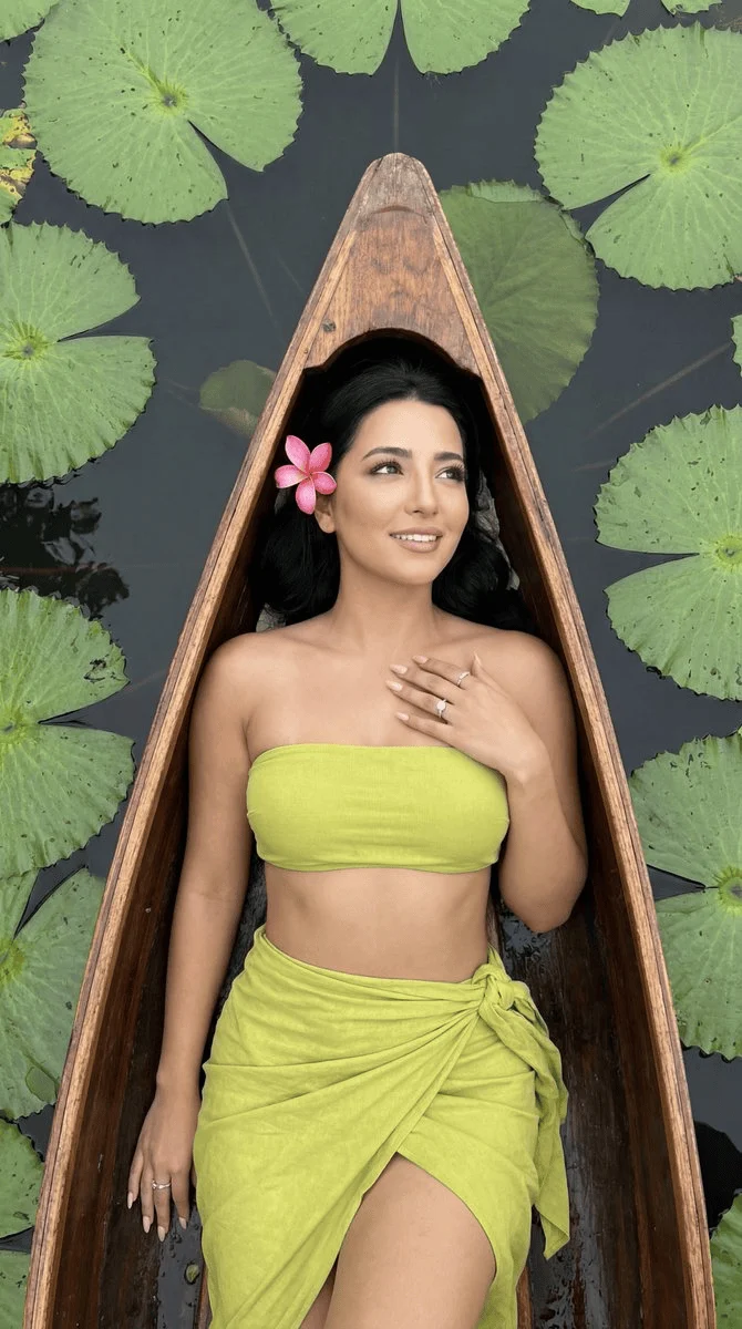 Fotografía de moda cenital con vestido verde y nenúfares