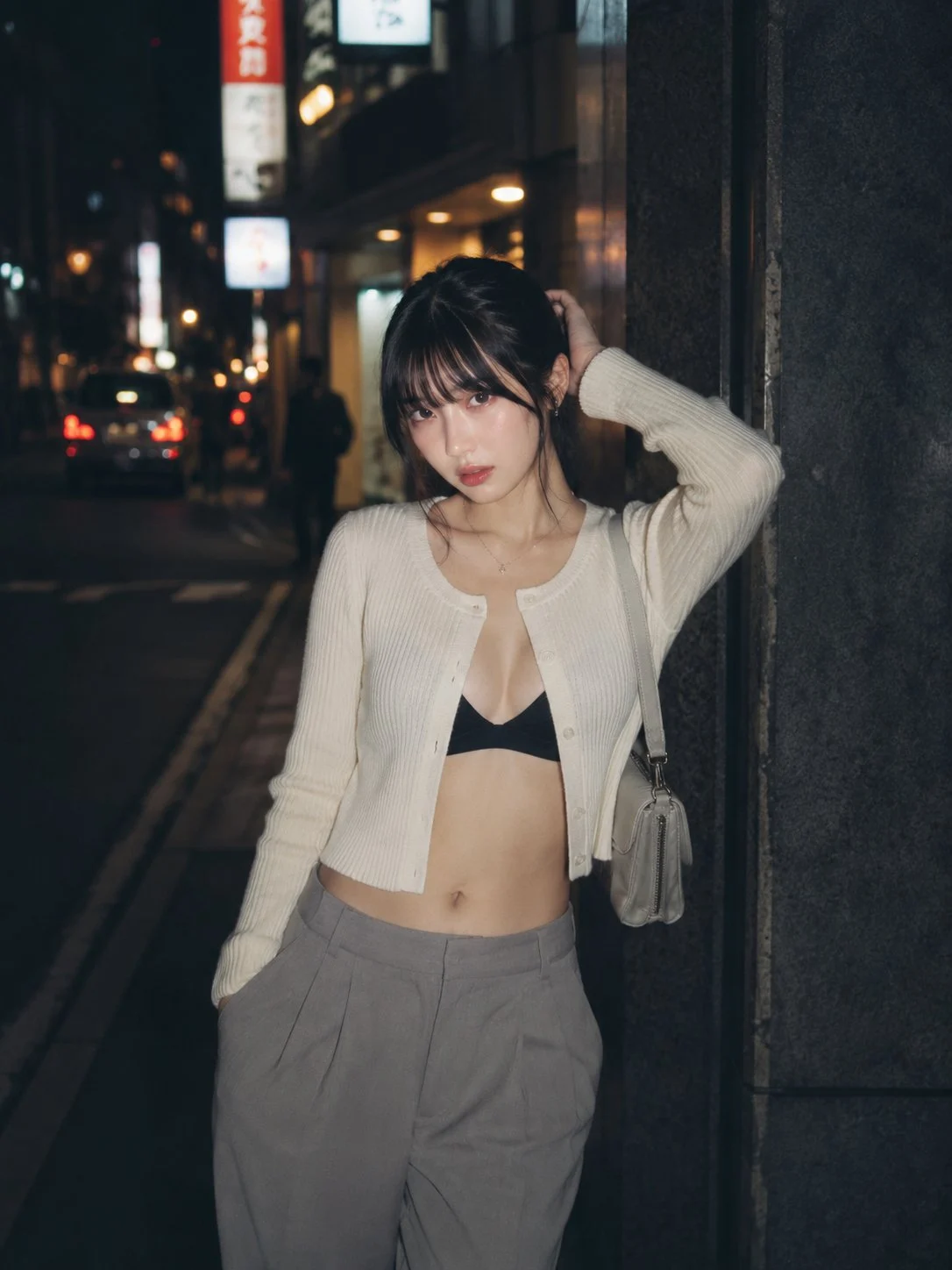 In the night alley, only the white cardigan seemed to float quietly.