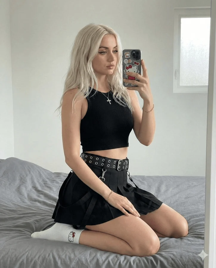 Instants de sweetheart gothique d'une fille selfie cool et douce