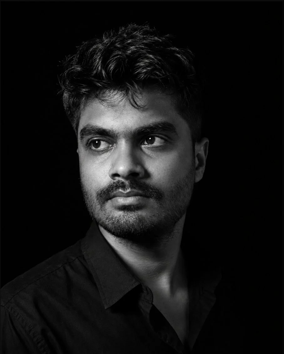 Convertir un retrato sencillo en cine monocromo atemporal. 🖤📸