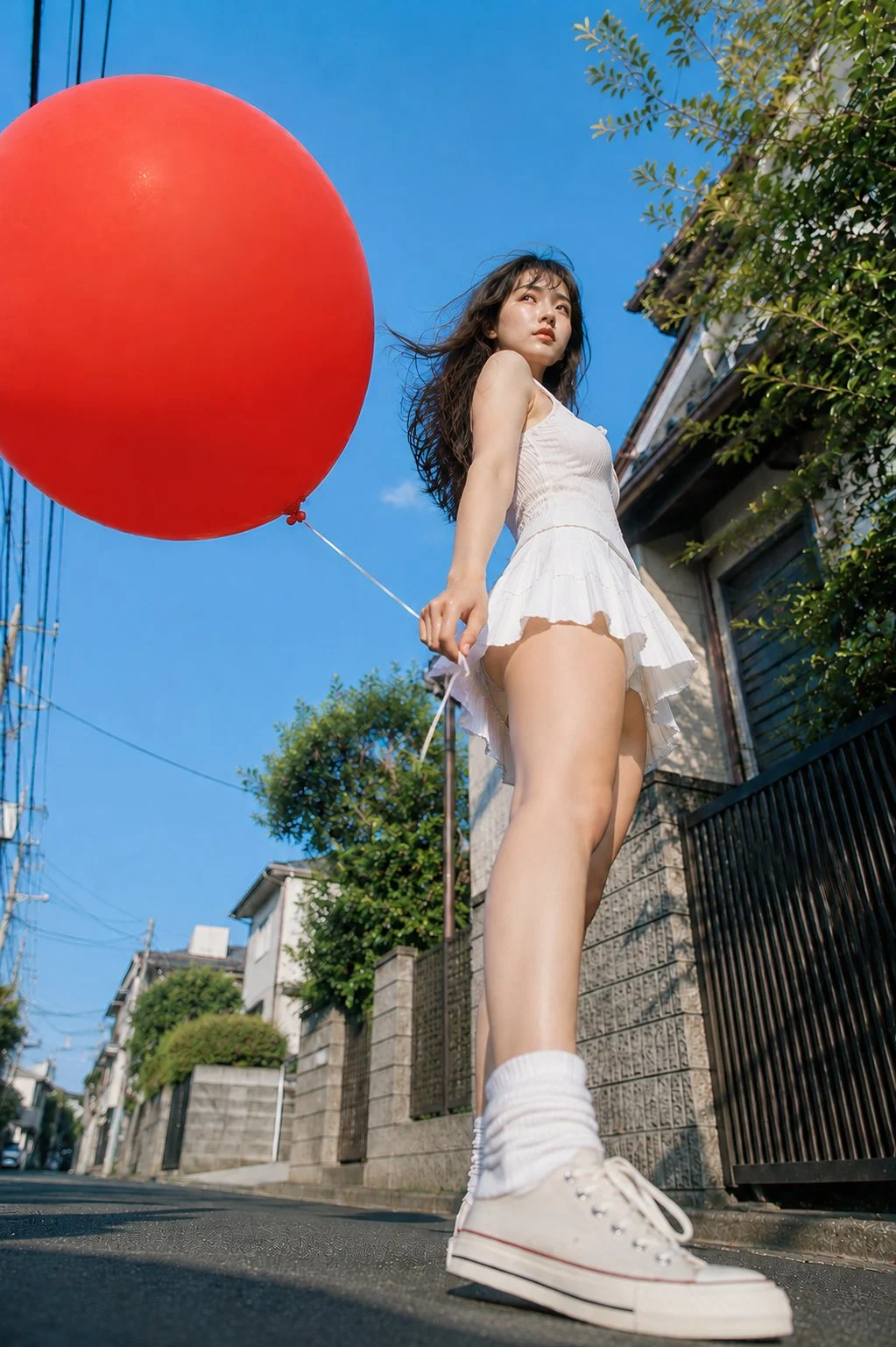Con un solo palloncino rosso, la solita strada sembrava un po' più lontana. 🎈☀️👟